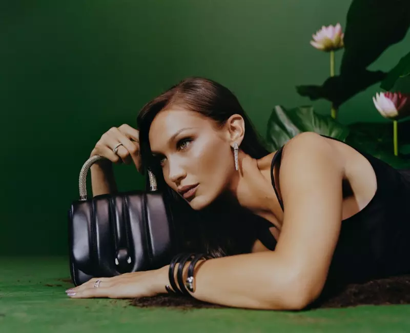 Model Bella Hadid leidt de Bulgari x Ambush-samenwerkingscampagne.