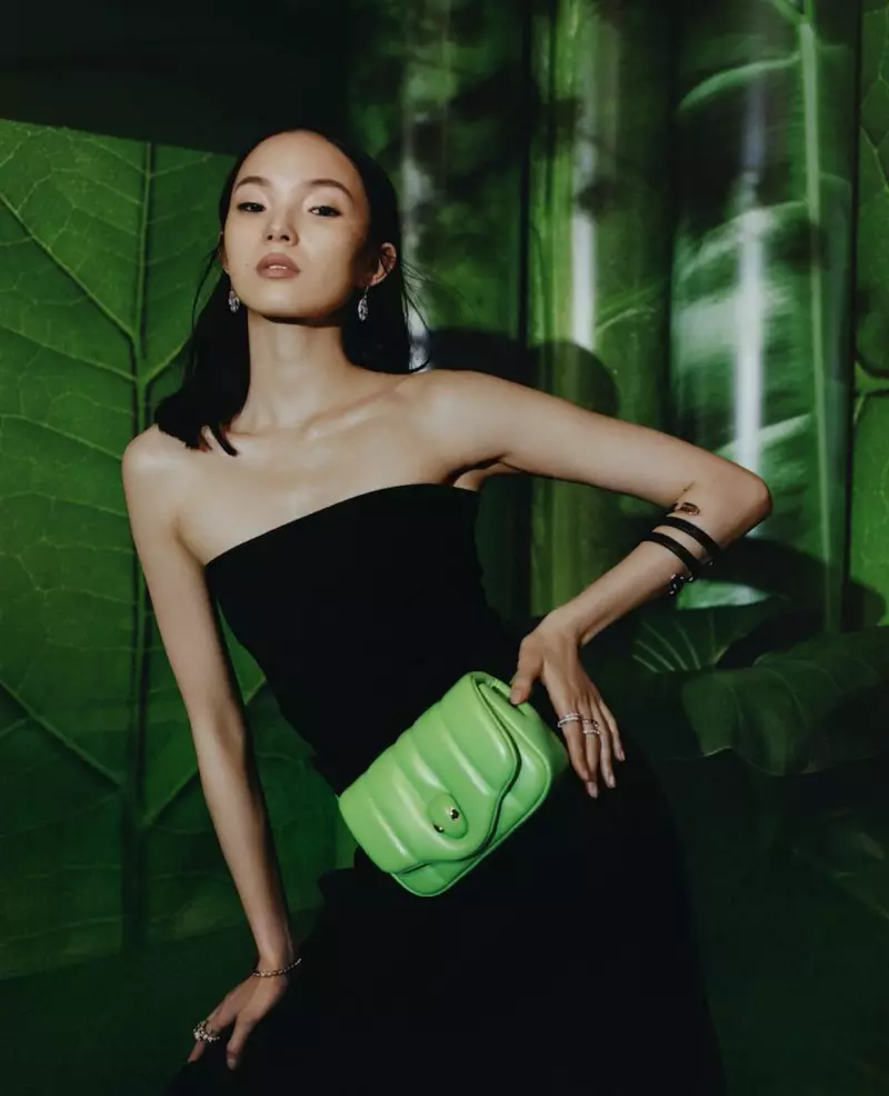 Xiao Wen Ju Bulgari x Ambush aksesuarları kampaniyasında görünür.