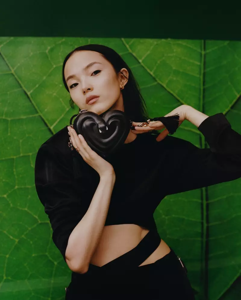 Xiao Wen Ju pozuoja Bulgari x Ambush aksesuarų kampanijai.