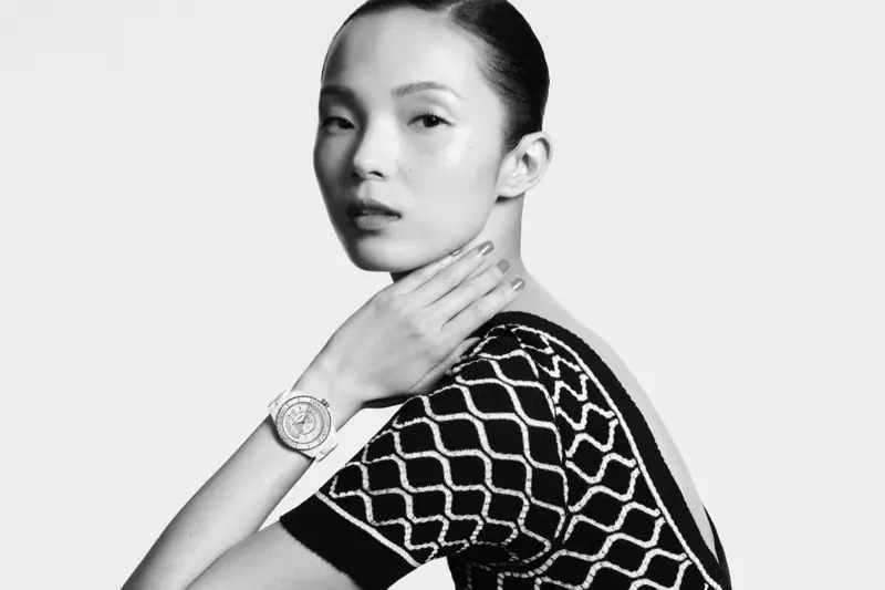 Xiao Wen Ju leikur í Chanel J12 Watch sumarið 2020 herferð.