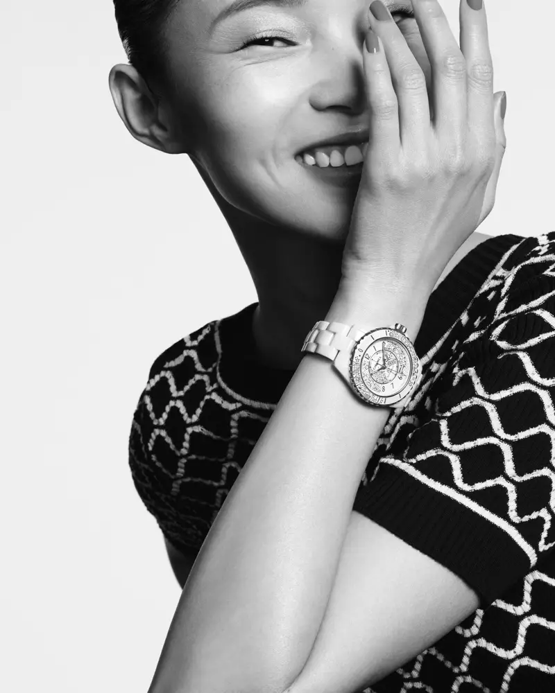 Xiao Wen Ju er allur brosandi í Chanel J12 Watch sumarið 2020 herferð.