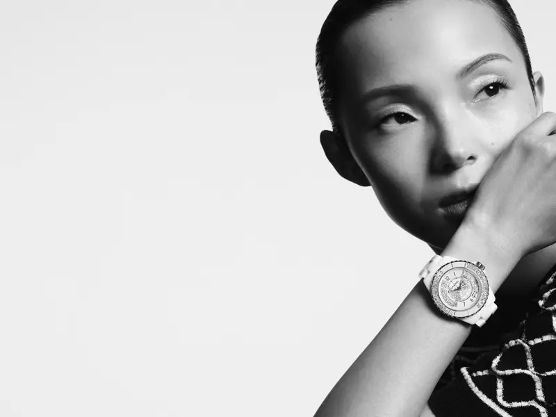 Le mannequin Xiao Wen Ju est à l'avant-garde de la campagne de montres Chanel J12·20 été 2020.