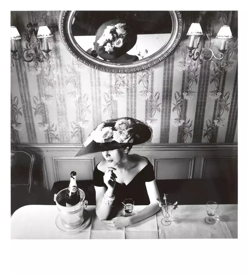 כריסטיאן דיור (1905-1957). בובת עין: דובימה. פריז, 1956. צילום של הנרי קלארק (1918-1996). Galliera, musÈe de la mode de la Ville de Paris.