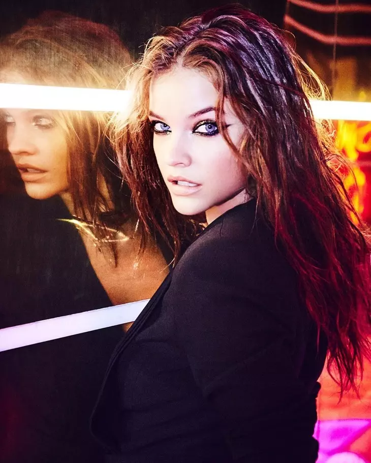 Modelul L'Oreal Paris Barbara Palvin poartă un aspect de păr ud