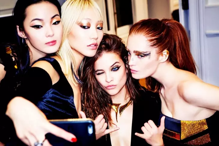 Motocin L'Oreal Xiao Wen Ju, Soo Joo Park, Barbara Palvin da Alexina Graham sun dauki hoton selfie tare.