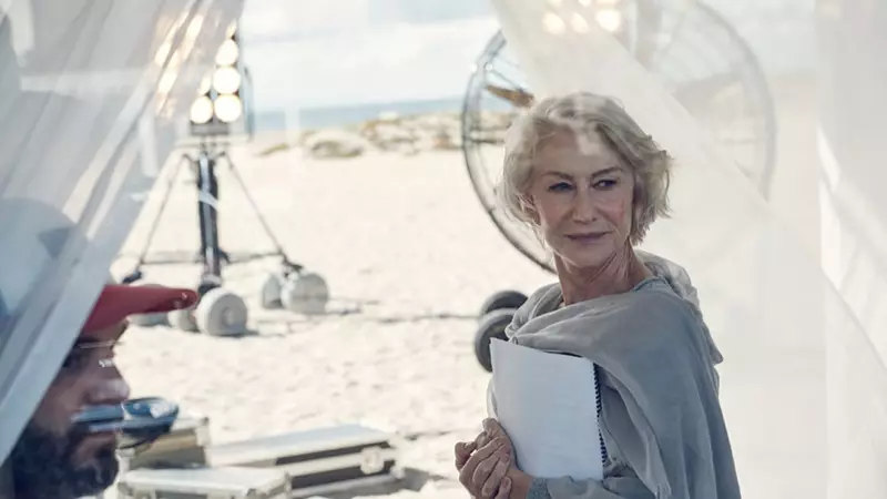 海倫·米倫 (Helen Mirren) 在 2016 年巴黎歐萊雅 Age Perfect 美容廣告的幕後笑容滿面