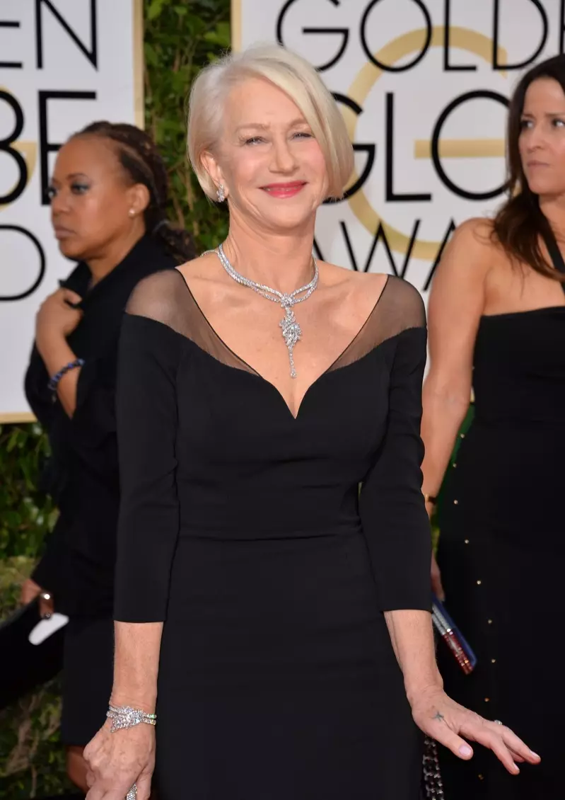 ÇILE 2016: Helen Mirren bi zêrên Harry Winston beşdarî Xelatên Zêrîn Globe 2016 dibe. Wêne: Featureflash / Shutterstock.com