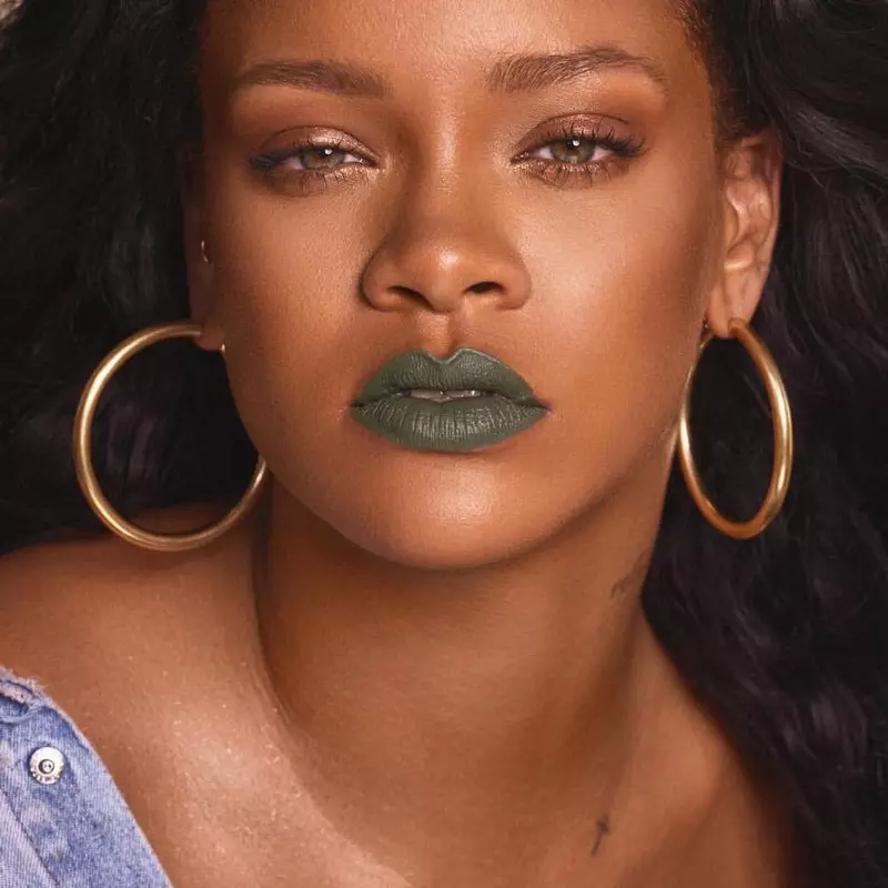 Rihanna nešioja „Fenty Beauty Mattemoiselle“ lūpų dažus „Midnight Wasabi“.