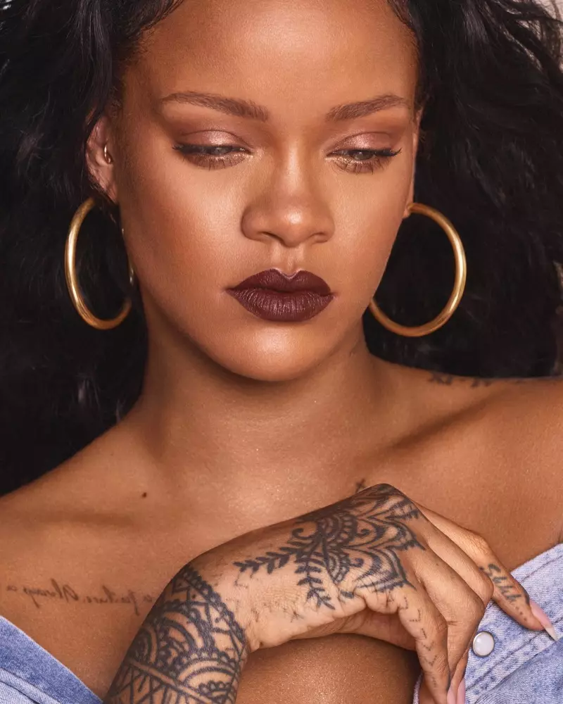 Rihanna mallintaa Fenty Beauty Mattemoiselle -huulipunaa PMS:ssä