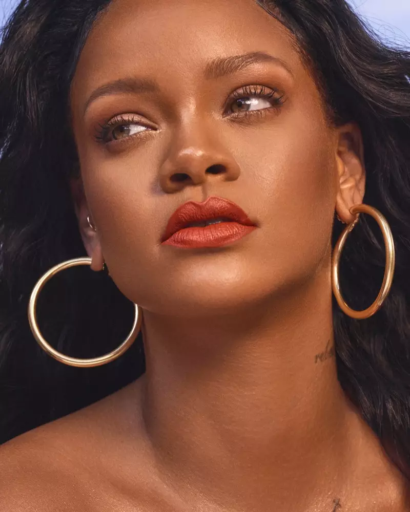 Gražiai atrodanti Rihanna modeliuoja „Fenty Beauty Mattemoiselle“ lūpų dažus „Freckle Fiesta“