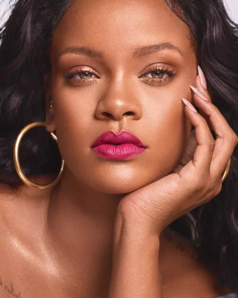 Dainininkė Rihanna dėvi „Fenty Beauty Mattemoiselle“ lūpų dažus iš „Candy Venom“.