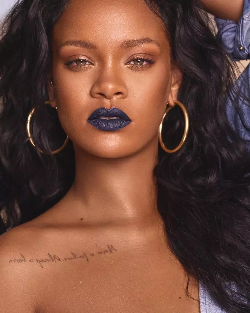 Fenty Beauty Mattemoiselle ሊፕስቲክ በክላፕ ተመለስ በሪሃና ለብሷል