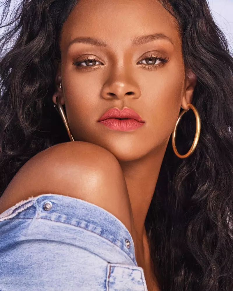 Rihanna mallintaa Fenty Beauty Mattemoiselle -huulipunaa Spankedissa