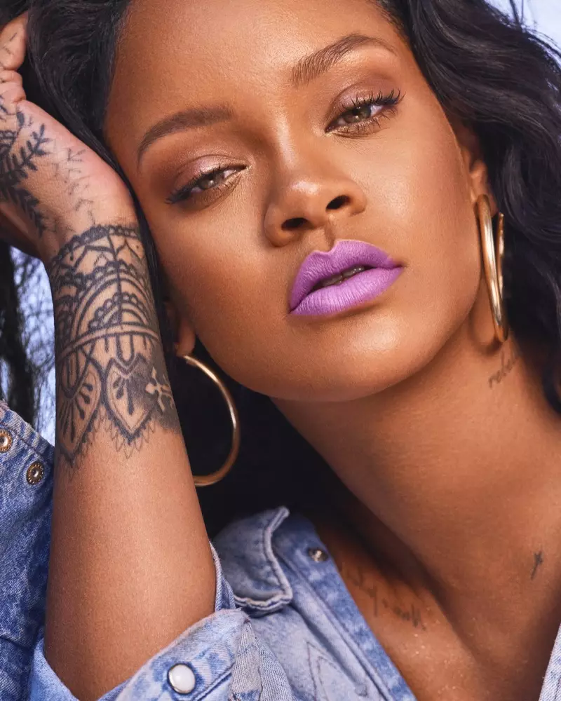 U-Rihanna ukhombisa i-lipstick ka-Fenty Beauty Mattemoiselle ku-One of the Boyz