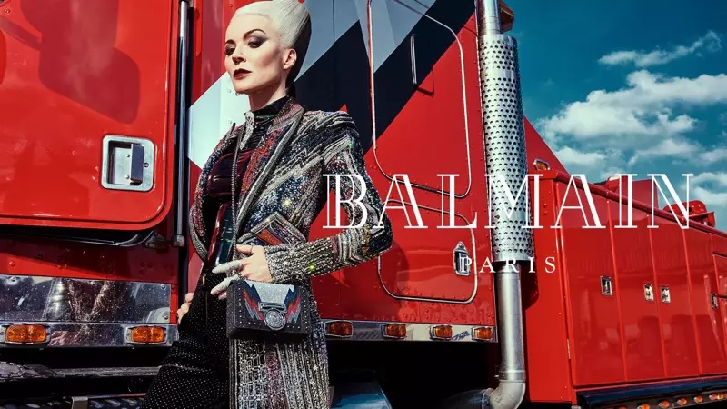 U-Daphne Guinness udlala izihlabani kumkhankaso we-Balmain ekwindla-ebusika ka-2018