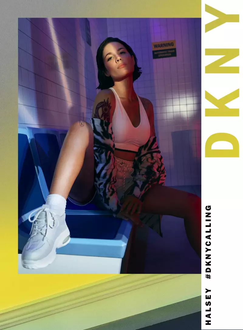 DKNY 2020 жылдың көктеміндегі жарнамалық науқанынан сурет