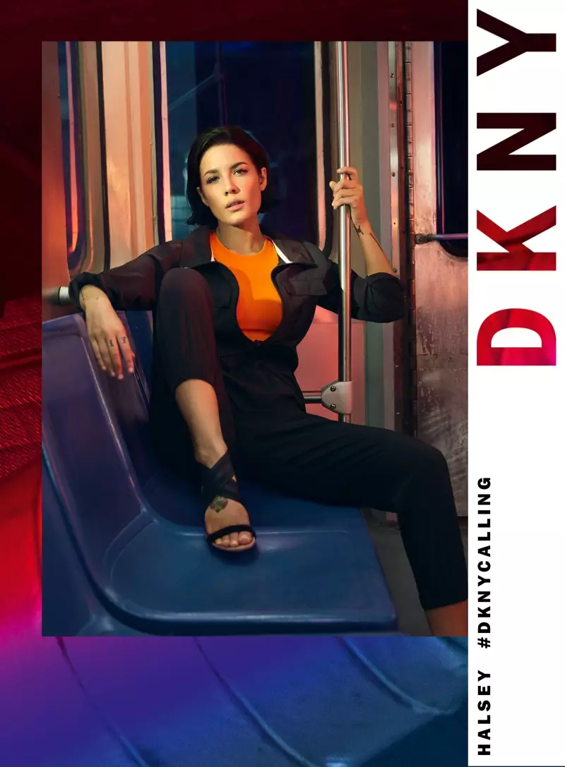 כשהיא מצטלמת ברכבת התחתית, הלסי מופיעה בקמפיין אביב-קיץ 2020 של DKNY