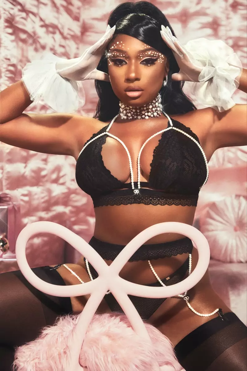 Megan Thee Stallion គឺជាមុខនៃយុទ្ធនាការ Savage x Fenty's Holiday 2020 ។