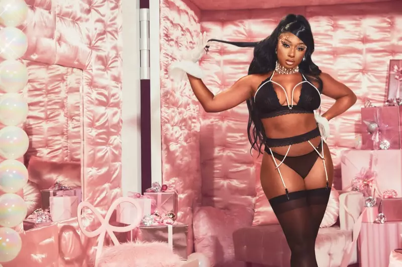 Megan Thee Stallion glumi u kampanji Savage x Fenty Holiday 2020.