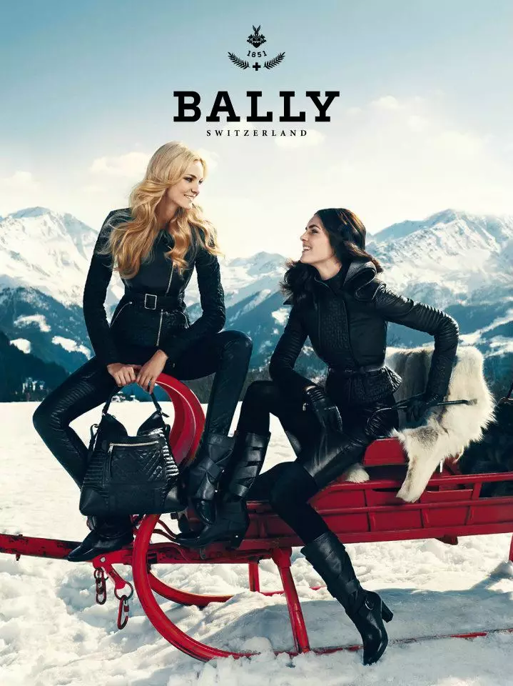 Caroline Trentini e Hilary Rhoda diríxense aos Alpes para a campaña de Bally de outono de 2012 de Norman Jean Roy