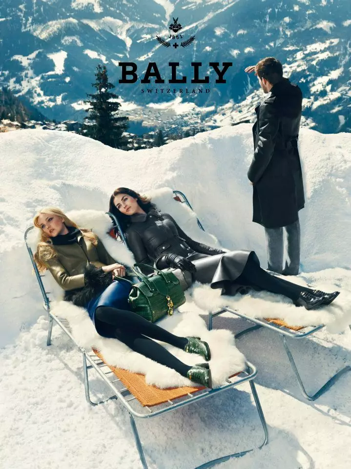 Norman Jean Roy ၏ 2012 ကမ်ပိန်းအတွက် Bally's Fall 2012 Campaign အတွက် Caroline Trentini နှင့် Hilary Rhoda တို့သည် Alps သို့သွားကြသည်။