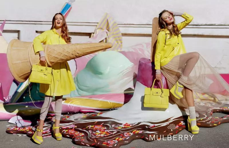 Lindsey Wixson และ Frida Gustavsson สำหรับแคมเปญ Mulberry Spring 2012 โดย Tim Walker