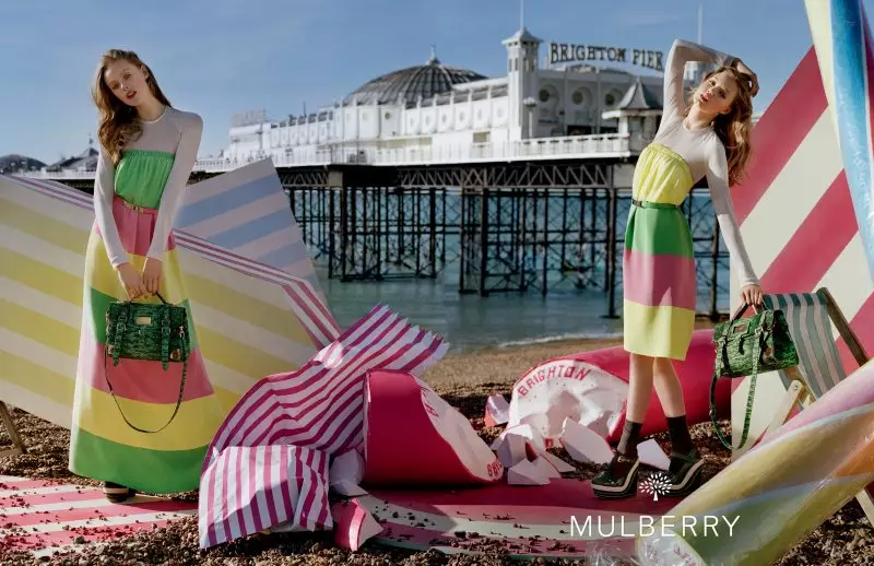 Lindsey Wixson ir Frida Gustavsson už „Mulberry Spring 2012“ kampaniją, kurią sukūrė Tim Walker