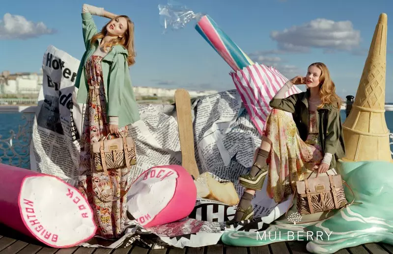 Lindsey Wixson és Frida Gustavsson a Mulberry Spring 2012 kampányáért, Tim Walker