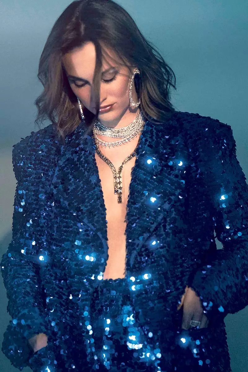 Trong trang phục sequins, Leighton Meester mặc áo khoác và váy Anouki