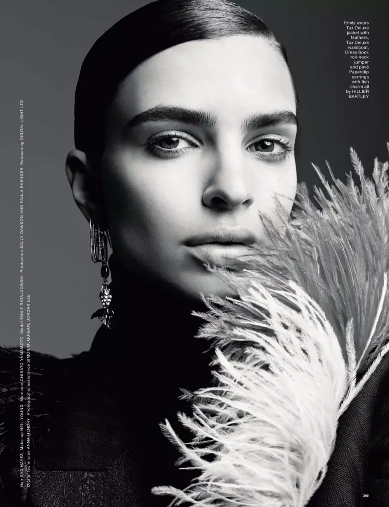 Emily Ratajkowski draacht slicked back coif