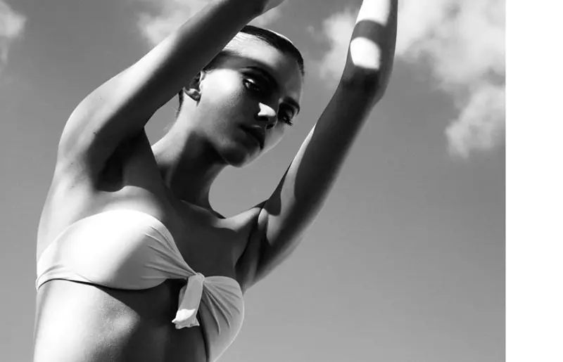 Emily Senko hraje Swim Star ve filmu Marcus Ohlsson's Shoot for Velvet červenec 2012