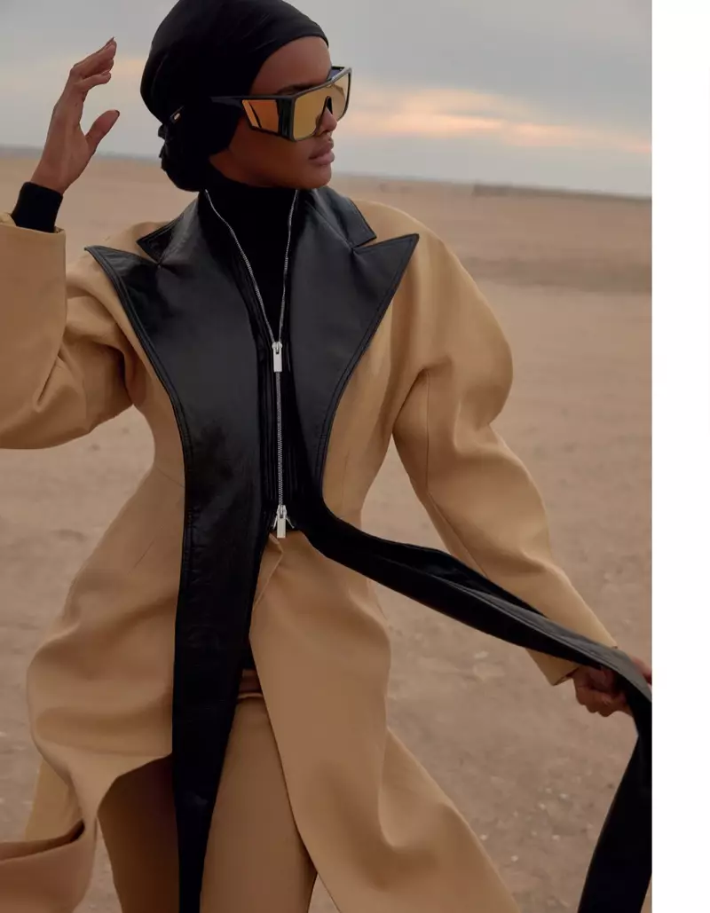 Halima Aden porte des vêtements d'extérieur chics pour Vogue Arabia