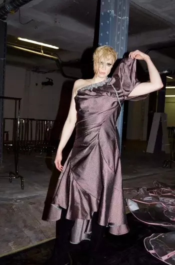 Gwendoline Christie devant les pubs automne 2015 de Vivienne Westwood