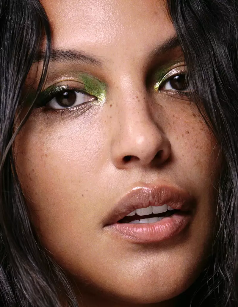 Paloma Elsesser meunang closeup na di Zara Beauty.