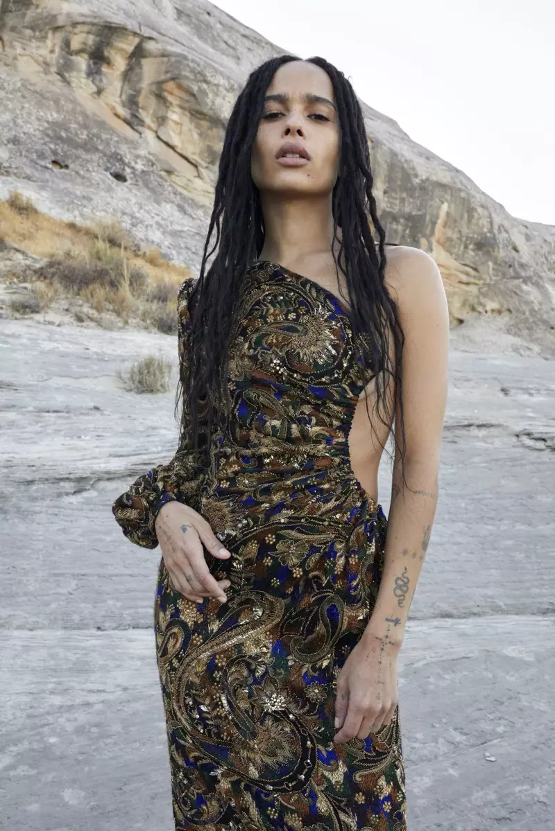 Zoe Kravitz hnub qub hauv Saint Laurent lub caij ntuj sov 2020 kev sib tw