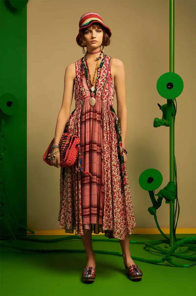 Fran Summers моделдери Zara көйнөктөрү контрасттуу патчворк, басылган тыгындар жана токулган кроссбод сумкасы бар