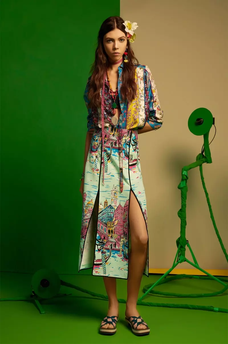 Léa Julian модели Zara басылган топу, гондола менен басылган юбка жана геометриялык деталдары бар булгаары слайддар