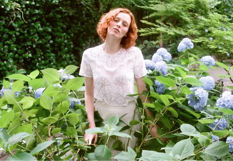 Karen Elson Stars trong Chiến dịch đầu tiên của người yêu