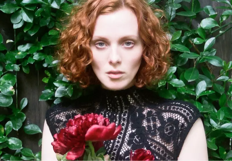 Karen Elson igra v Loverjevi prvi kampanji