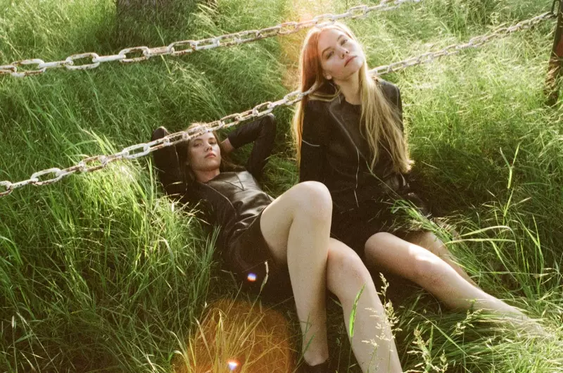 Inka y Neele Hoeper posan para Lina Scheynius en Zeit Magazin