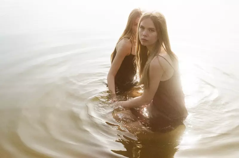 Inka und Neele Hoeper posieren für Lina Scheynius im Zeit Magazin