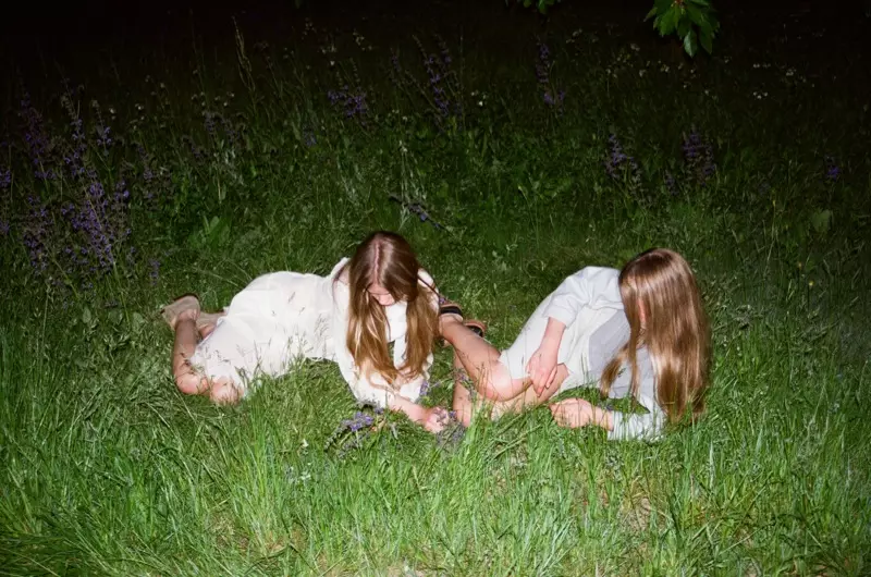 Inka kaj Neele Hoeper Pozas por Lina Scheynius en Zeit Magazin