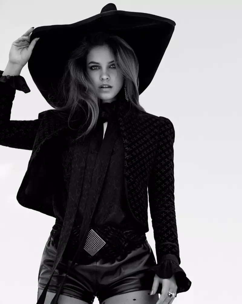 O Barbara Palvin o lo'o ofuina Western Glam Su'e mo Tatler Rusia