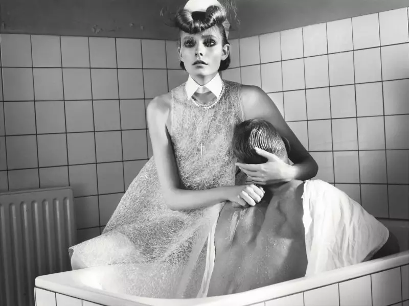 Nimue Smit, W Korea için Philip Riches tarafından