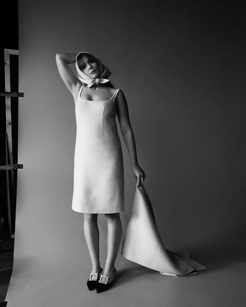 Amar Daved fotografa Elizabeth Olsen em preto e branco.