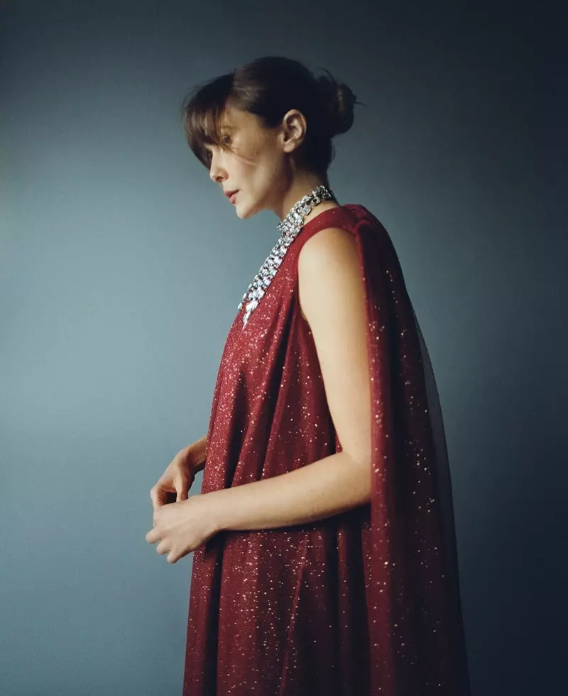 ელიზაბეტ ოლსენი პოზირებს Emilia Wickstead-ის კაბაში AREA ყელსაბამით. ფოტო: Amar Daved