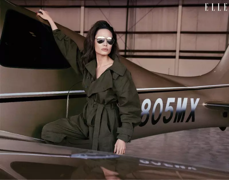 Angelina Jolie poserer i Stella McCartney jumpsuit med Dolce & Gabbana solbriller