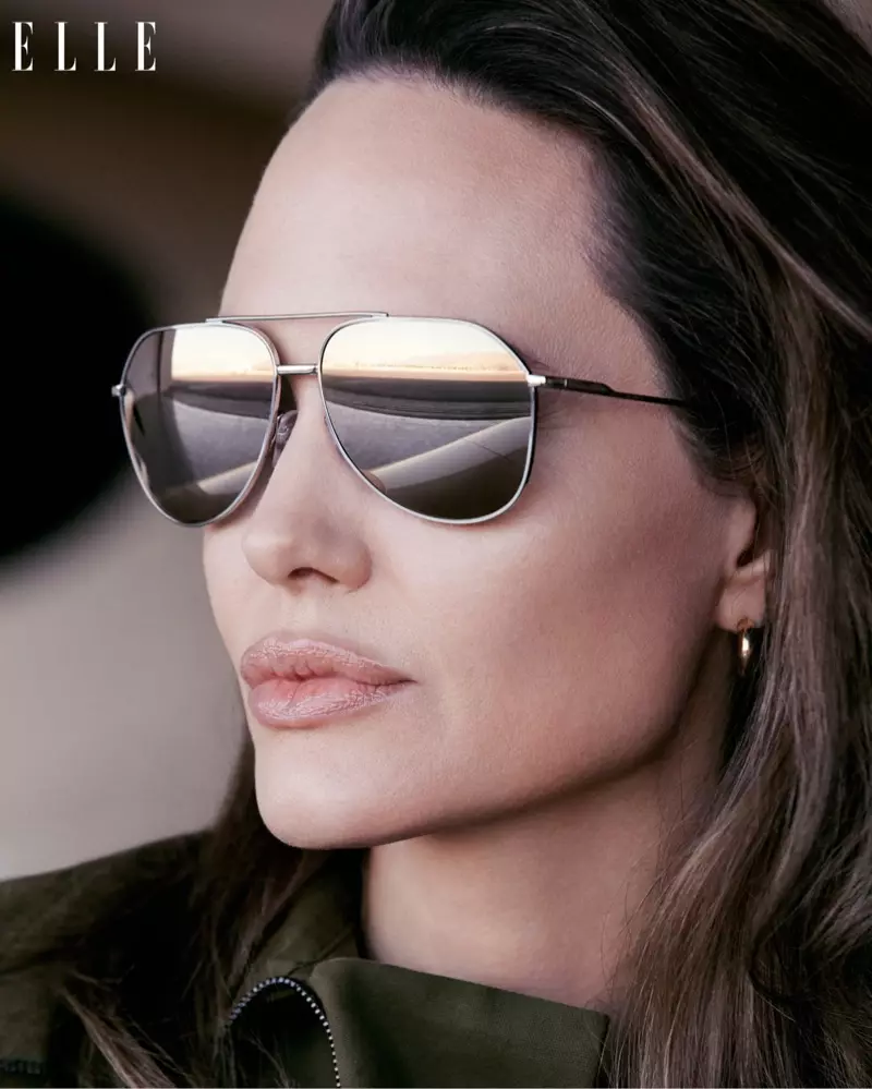 Siap untuk closeupnya, Angelina Jolie mengenakan bingkai penerbang