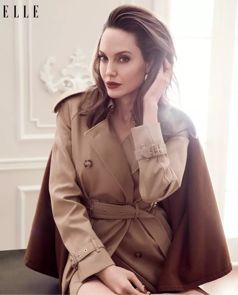 Angelina Jolie porta una gabardina de Burberry amb arracades Rosantica