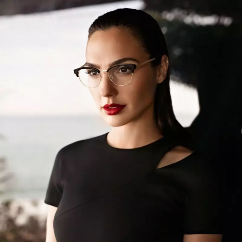 Gal Gadot étourdit dans sa nouvelle campagne de lunettes